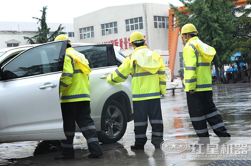 红星服务人员赶往现场为客户解决问题